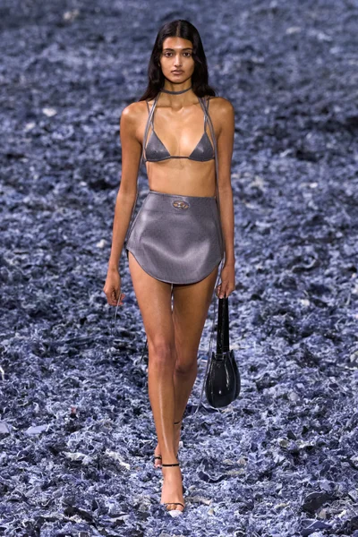 Look 16